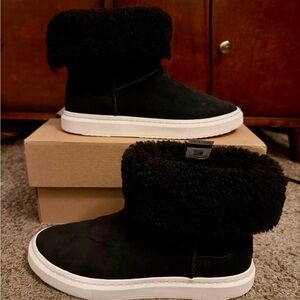 UGG women’s size 8 Black Shearling Winter Boots